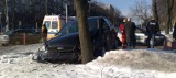 Na alei Piłsudskiego ford rozbił barierkę i uderzył w drzewo. Auto mogło zabić przechodniów. (zdjęcia, wideo)