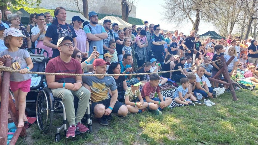 Tłumy na zamkowym wzgórzu podczas drugiego dnia Turnieju Rycerskiego w Iłży. Nikt się nie nudził, było mnóstwo atrakcji