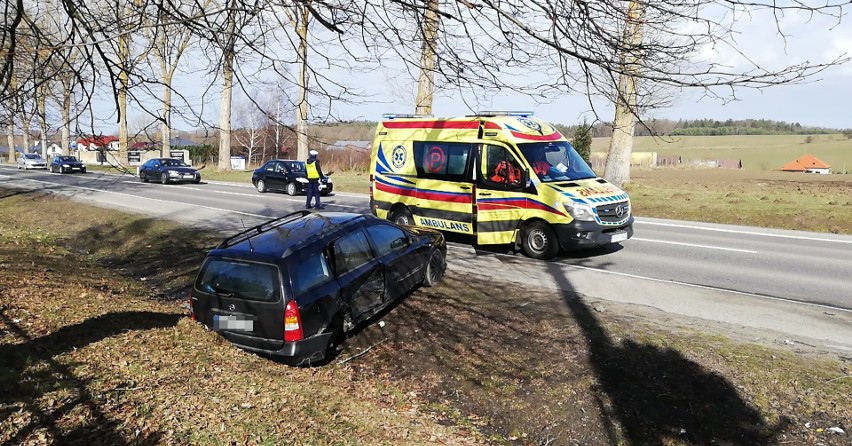 Wypadek radiowozu koło Bydlina. Utrudnienia na DK 21[ZDJĘCIA]