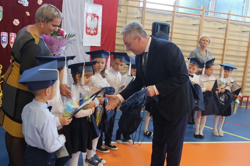 Ślubowanie pierwszoklasistów w gminie Łagów. Pasowanie na ucznia w szkole podstawowej w Starej Zbelutce