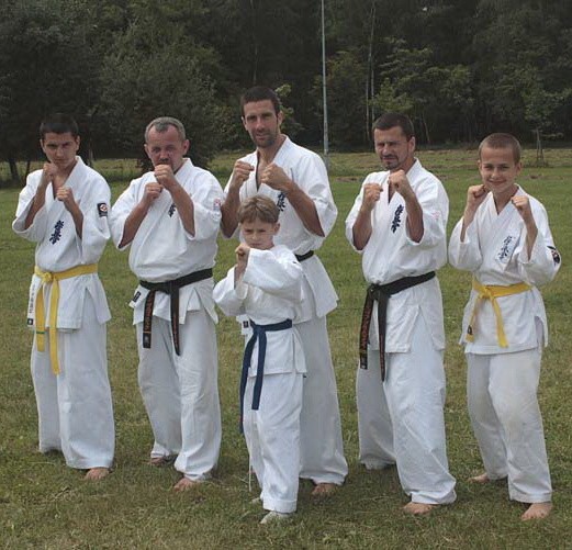 Ostrowscy karatecy z sensei Pablo Estensoro (w środku).