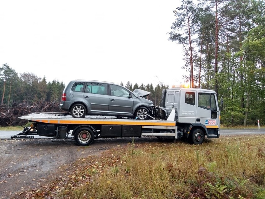 Śmiertelny wypadek w rejonie Przybiernowa. Samochód wypadł z drogi i uderzył w drzewo