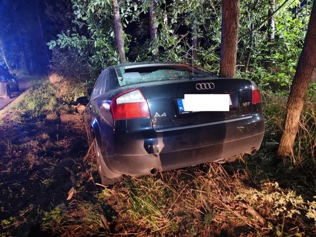 Niebezpieczne zdarzenie drogowe w Borowie w gminie Opatówek. Audi wypadło z drogi i uderzyło w drzewo. Kierowca zbiegł z miejsca zdarzenia, ale policjanci szybko ustalili kto podróżował autem. Ojciec i syn byli nietrzeźwi.
