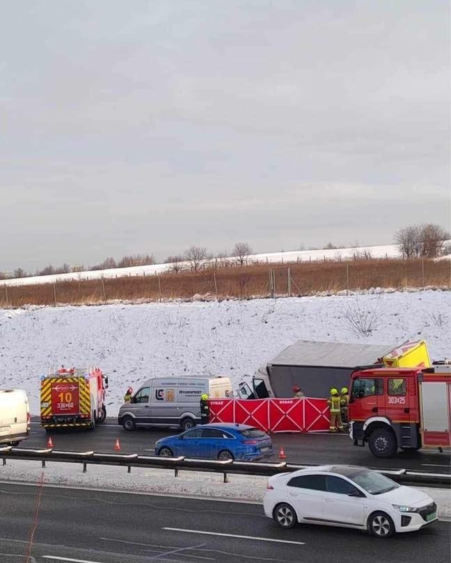 Wypadek i zator na autostradzie A4 pod Krakowem. Pojazd ciężarowy wjechał do rowu, kierowca zasłabł
