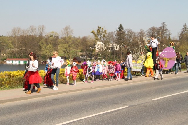 Dzieciaki z przedszkola rozdawały wykonana przez siebie pisanki i odoby i życzyły przechodniom, aby miło spędzili wielkanocny czas.