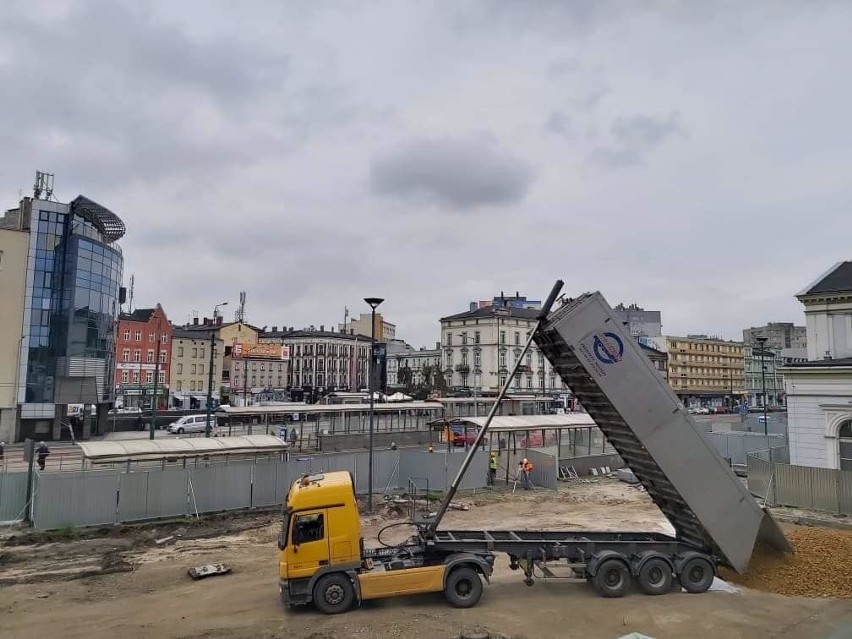 Na placu przed dworcem PKP w Sosnowcu trwają prace...