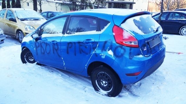 Zakapturzona osoba namalowała wulgarny napis „pisior pierd…ony”, na jednej stronie auta, porżnęła opony i wypełniła większość otworów samochodu pianką montażową.