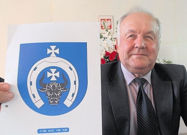 Walenty Gałuszewski, przewodniczący rady gminy prezentuje nowy herb