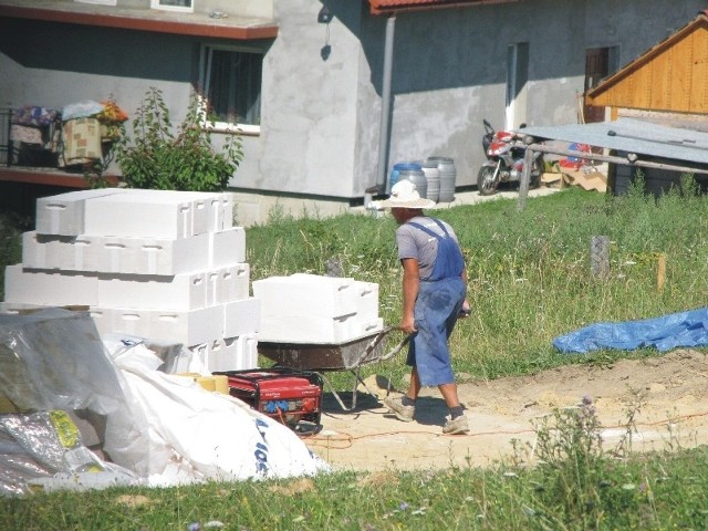 Trzech Ukraińców nielegalnie pracowałona budowie pod Przemyślem.