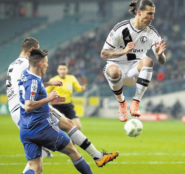 Legia - Ruch. Metr nad boiskiem legionista Aleksandar Prijović