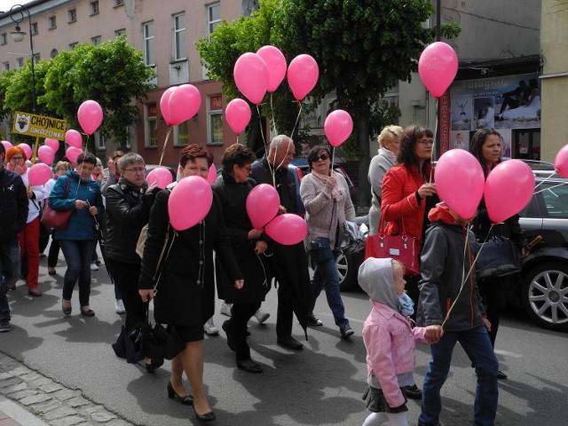 Kilkaset osób wzięło udział w trzecim Marszu Różowej i Błękitnej Wstążeczki w Bytowie.