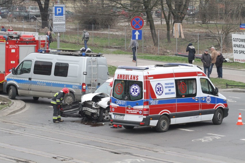 Wypadek na Legnickiej. Auta zablokowały torowisko