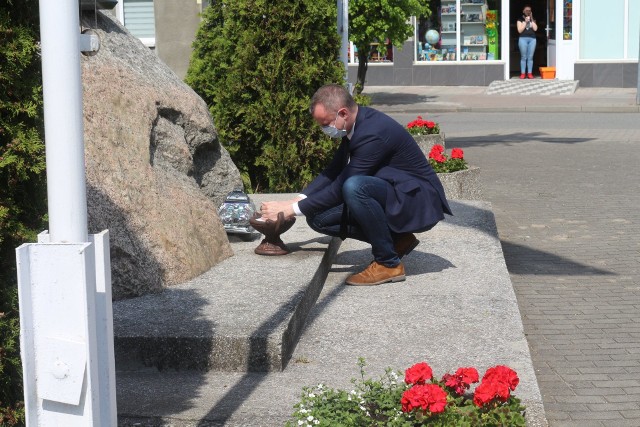 W 75 rocznicę zakończenia II wojny światowej lokalne władze złożyły wiązanki kwiatów pod pomnikiem pamięci przy Placu Tysiąclecia w Golubiu-Dobrzyniu