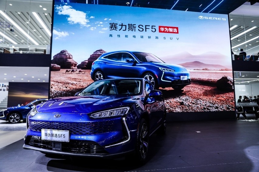 Huawei wchodzi na rynek samochodów elektrycznych. SF5 to pojazd stworzony wspólnie z firmą Seres