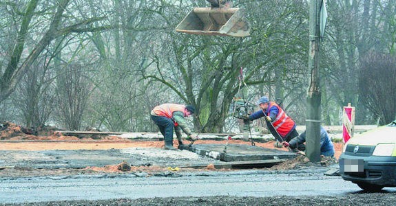 Ekipa firmy "Drogtom&#8221; przygotowuje do remontu teren przylegający do krajowej "jedynki&#8221;.