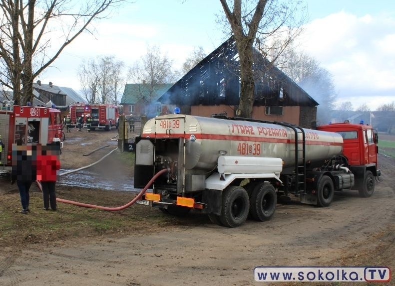 Pożar obory w Szyszkach. Straż pożarna ratowała byki