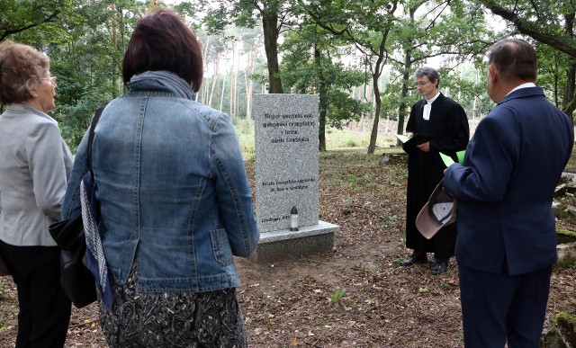 W sobotę (5 września) oficjalnie odsłonięto i poświęcono tablicę upamiętniającą osoby spoczywające na nieczynnym od lat cmentarzu ewangelickim przy ul. Wojciecha Kossaka w Grudziądzu.