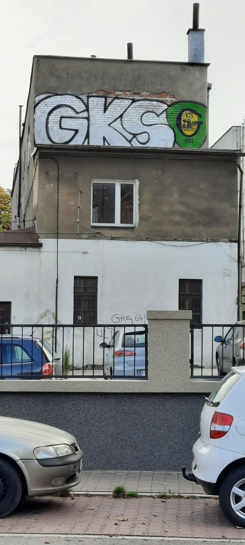 7.10.2020 r. Z lewej zniszczone legalne graffiti kibiców...