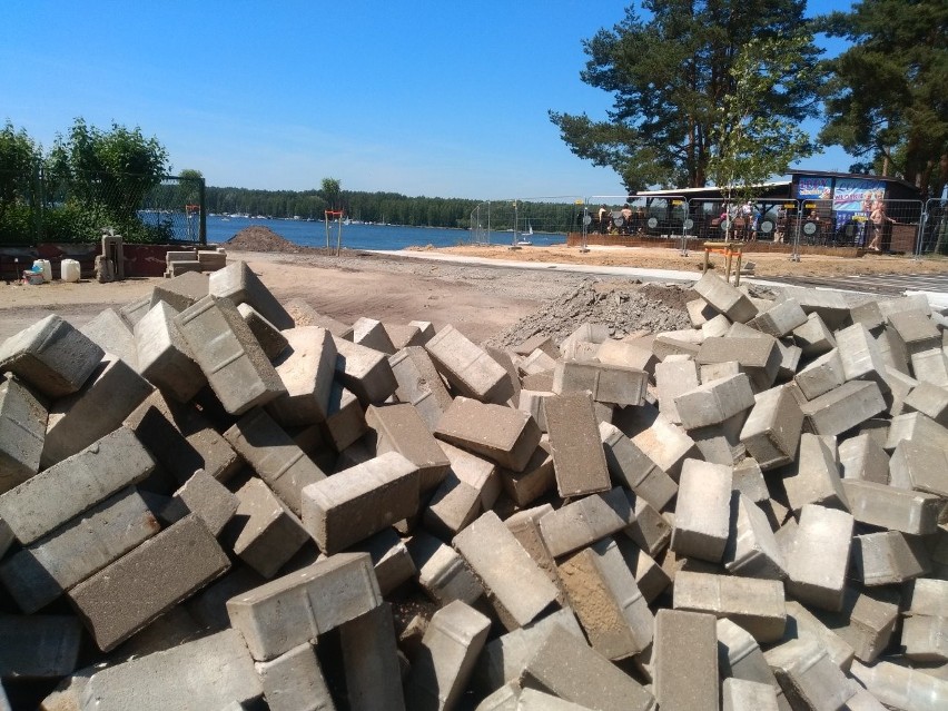 Pracy na kąpielisku jeszcze dużo. Na główną plażę w...