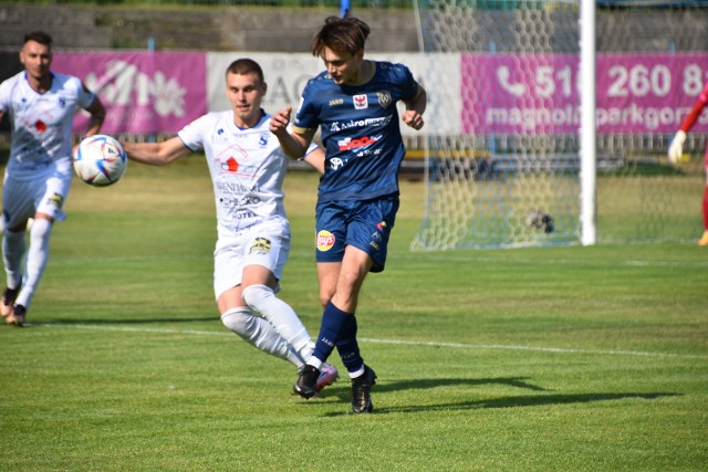 Karol Gardzielewicz (w granatowym stroju) ma 24 lata, 171 cm wzrostu i 62 kg wagi. Jest wychowankiem FC Kłodawa. Dotychczasowe kluby: Impuls Wawrów, Piast Karnin, Miedź Legnica, Chojniczanka Chojnice, Miedź II Legnica, Warta Poznań, Budowlani Murzynowo i Warta Gorzów.