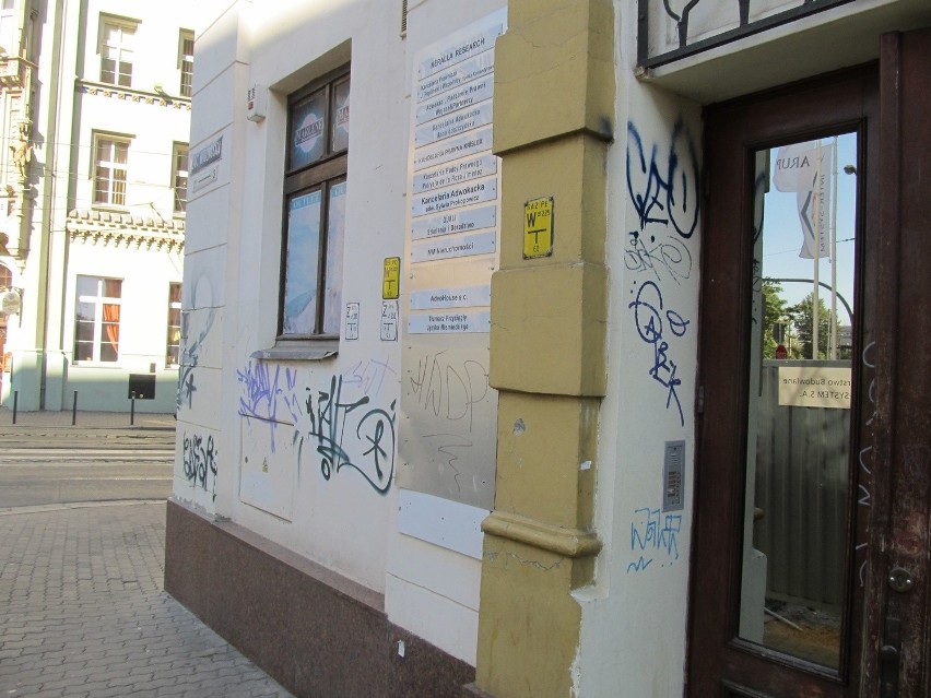 Śmieci, graffiti i ludzkie odchody w centrum Wrocławia [ZDJĘCIA]