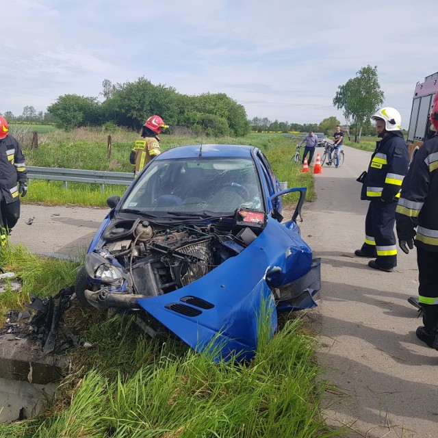 Kierująca była zakleszczona w pojeździe. Uwalniali ją strażacy