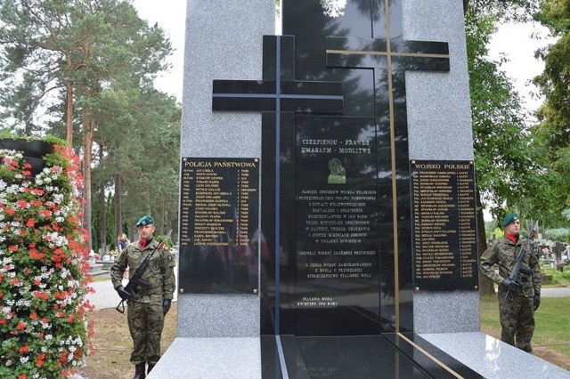 Pomnik Pamięci Ofiar Zbrodni Katyńskiej na cmentarzu komunalnym w Stalowej Woli, w sąsiedztwie mauzoleum