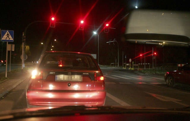 Niektórzy kierowcy narzekają na działające nocą sygnalizacje świetlne