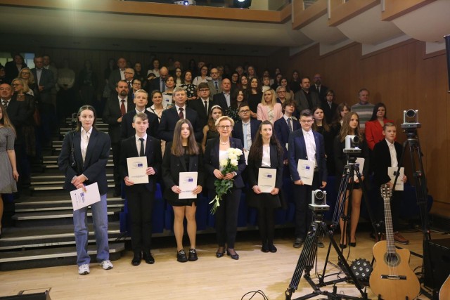 Gala finalowa wreczenie nagrod dla laureatow i finalistow XIII wojewodzkiego konkursu  "Prawda i klamstwo o Katyniu"Zobacz kolejne zdjęcia. Przesuwaj zdjęcia w prawo - naciśnij strzałkę lub przycisk NASTĘPNE 