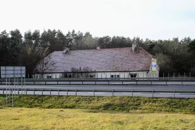 Dom w Gądkach chciała wykupić pod przebudowę drogi S11 GDDKiA. Jeden z właścicieli nie wyraził jednak zgody na wykup. Teraz dom stoi pusty i niszczeje, padając ofiarą chuliganów i wandali.Kolejne zdjęcie --->