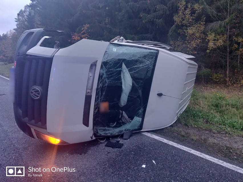 Tragedia na trasie Ełk - Sędki. Samochód osobowy czołowo zderzył się z busem. Niestety pasażerka zmarła w szpitalu [ZDJĘCIA] 