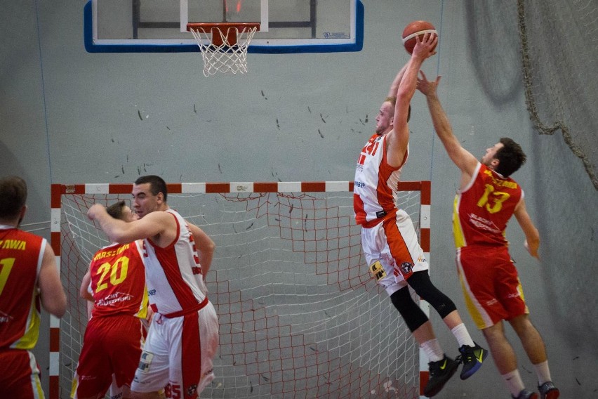 Koszykarze Tura Bielsk Podlaski (białe koszulki) zagrają w...