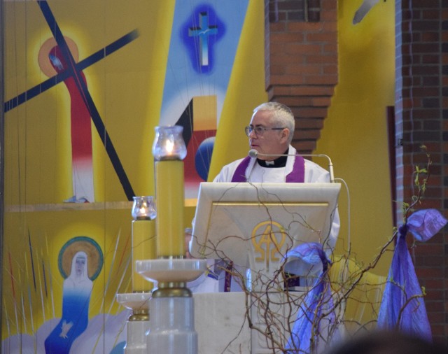 Ks. dr  Marcin Iżycki, dyrektor Caritas Polska, w kościele bł. Karoliny w Tychach