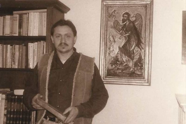 Artysta, Stanisław Trafalski, obok jednej ze swoich najpiękniejszych rzeźbionych ikon, przedstawiających św. Jana Chrzciciela.