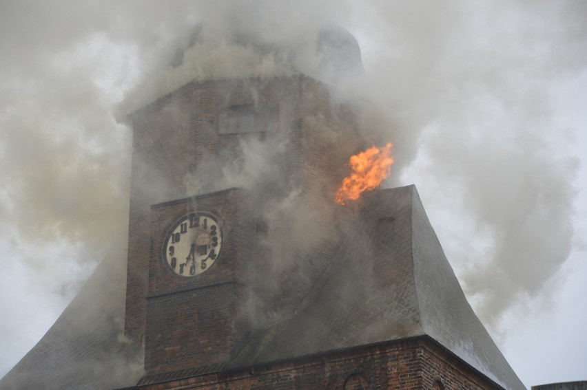 Pożar strawił punkt widokowy na katedralnej wieży. Z okien,...