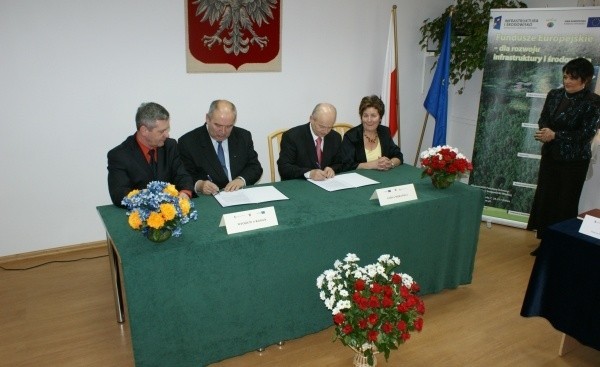Umowę o dofinansowanie w Urzędzie Gminy w Morawicy podpisali wójt Marian Buras i Ryszard Żołyniak, prezes Wojewódzkiego Funduszu Ochrony Środowiska i Gospodarki Wodnej.