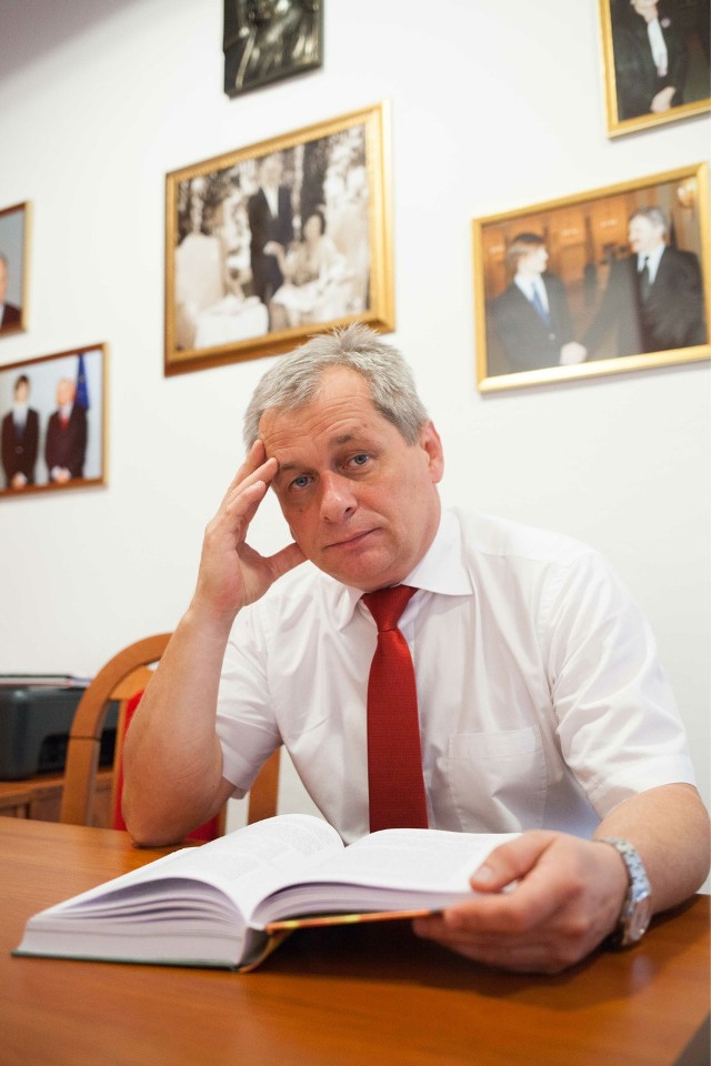 Poseł Sławomir Kłosowski ma dylemat. Musi wybrać między Parlamentem Europejskim i ministerstwem edukacji.