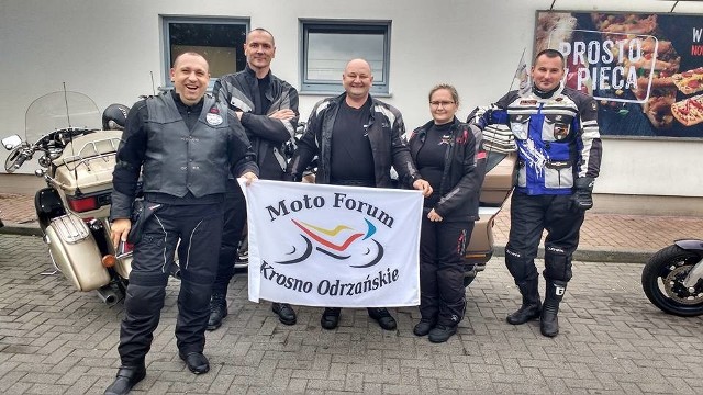 Sezon motocyklowy powoli się kończy. Dla miłośników dwóch kółek z Moto Forum w Krośnie Odrzańskim minął szybko, ponieważ było co robić. Po ogromie akcji charytatywnych, w których uczestniczyli, pozwolili sobie na wyjazd. Całkiem daleki.Krośnieńscy motocykliści z grupy Moto Forum wrócili z ostatniego w tym roku wyjazdu w grupie. Ich flaga powiewała w wielu miejscach globu. Przejechała ona z różnymi członkami grupy ponad 11 tys. km po Europie. Zwiedziła Białoruś, Litwę, Ukrainę, Mołdawię, Węgry, Słowację, Chorwację, Słowenię, Austrię, Włochy, Szwajcarię  i teraz wróciła z Czech, gdzie oglądała wyścigi motocyklowe w Branna. Przypomnijmy, że członkowie grupy Moto Forum nie tylko korzystają ze swojego zamiłowania do dwóch kółek, ale też wspierają i biorą czynny w różnych akcjach charytatywnych. - Okres zimowy, który nadchodzi nie będzie to czas odpoczynku, ale to okres przygotowań do następnego sezonu motocyklowego - podkreśla Robert Więcko z Moto Forum.Zobacz też: Akcesoriów do swoich motocykli nie kupują, tylko... znajdują. Oto polscy RAT-owcyŹródło: TVN Turbo