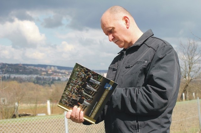 Autorami albumu o strażach grobowych w Tryńczy są Janusz Motyka (na fot) oraz Andrzej Swatek.