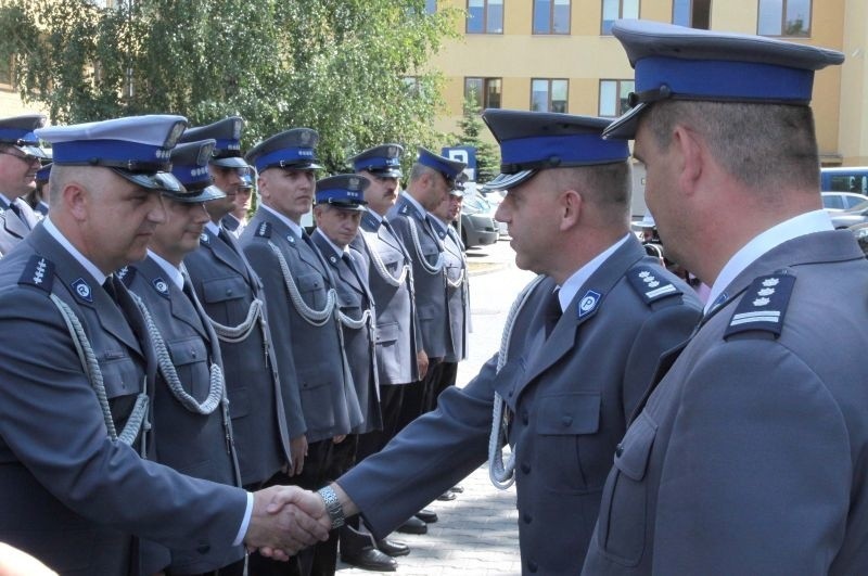 Wyróżnionym policjantom gratulował Cezary Popławski, szef...