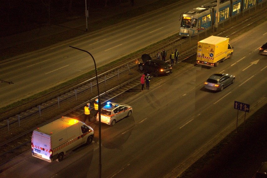  Samochód na torowisku na Legnickiej. Duże utrudnienia  