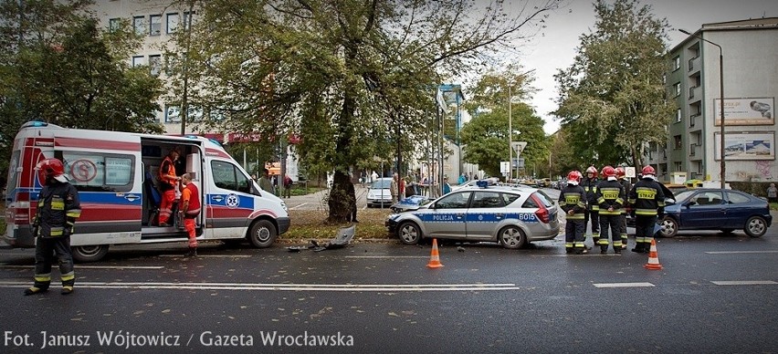 Wrocław: Wypadek radiowozu koło TGG. Policjant wymusił pierwszeństwo (FILM, ZDJĘCIA)