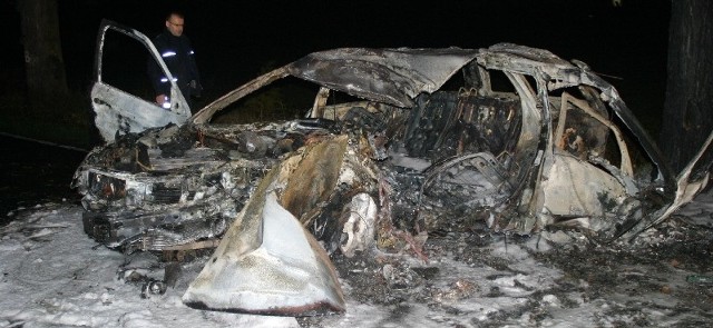 Z drogi wypadła 23-latka, jej auto stanęło w płomieniach. Było tak zniszczone, że nie dało się rozpoznać jego marki