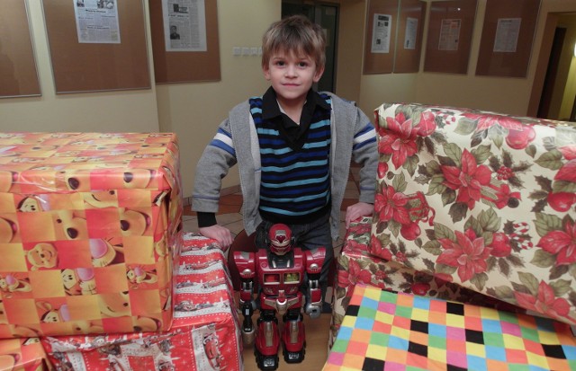 Jędrek (6,5 roku) przyniósł do redakcji takie paczki z ubraniami i zabawkami, a ponadto m.in. wóz strażacki i Transformersa