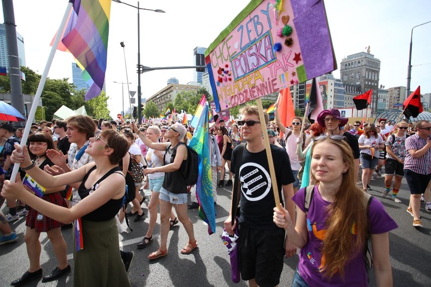 „Chcemy Polski bez homofobii”. Parada Równości ponownie przeszła ulicami stolicy. Osoby LGBT wsparli m.in. Lubnauer, Trzaskowski i Zandberg