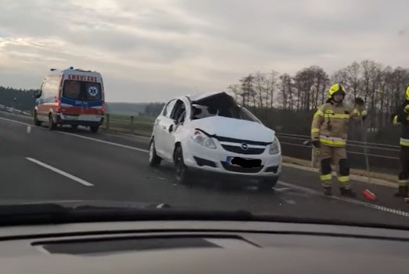 Krajewo-Korytki. Wypadek opla na chwilę zablokował S8 [ZDJĘCIA]