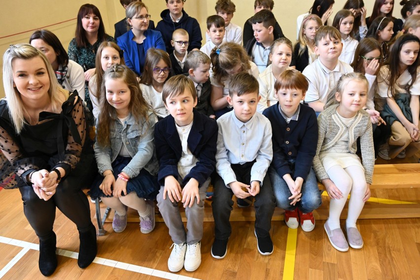 W Szkole Podstawowej w Mójczy, w gminie Daleszyce oddano cześć Tadeuszowi Bukowi, który zginął w katastrofie smoleńskiej (WIDEO, ZDJĘCIA)