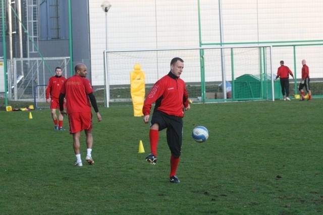 W czwartek piłkarze Korony trenowali na bocznym boisku obok stadionu głównego. Z piłką Jacek Markiewicz.