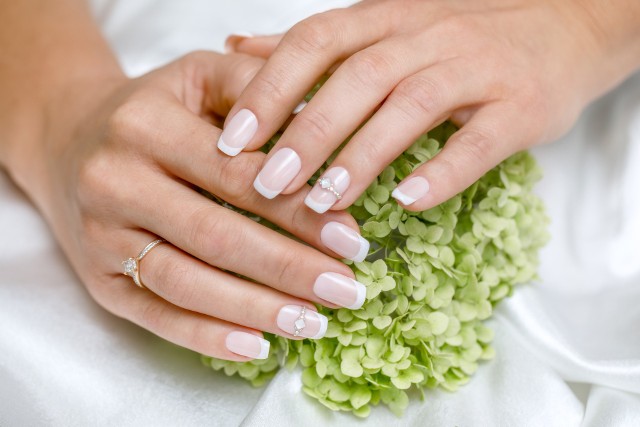 Jaki jest idealny manicure ślubny? Delikatny, zadbany i pasujący do kreacji.