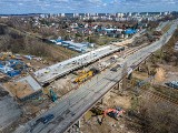 Kiedy pojedziemy nowym wiaduktem na Przybyszewskiego? Pierwszy z trzech obiektów jest już bliski ukończenia.